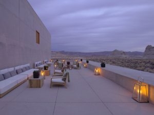 Blick auf die gemütliche Desert Lounge mit Kerzen und Decken auf der großen Terrasse im Aman Amangiri Luxus Resort USA Utah
