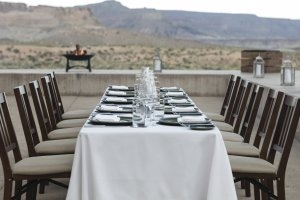 gedeckter Tisch auf der Desert Lounge Terrasse mit einmaligen Blick auf die Wüste von Utah im Aman Amangiri USA