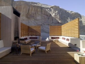 Der Fireside Pavilion ist eine gemütliche Holz Lounge im Aman Amangiri mit direkten Blick auf die imposanten Felsen der Wüste