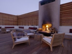 Der Fireside Pavilion ist eine gemütliche Holz Lounge mit Feuerstelle Kamin im Aman Amangiri mit direkten Blick auf die imposanten Felsen der Wüste