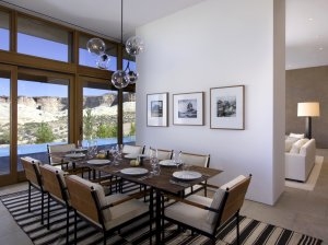 helles Esszimmer der Mesa Zimmer im Luxus Resort Aman Amangiri in Utah USA mit Blick auf die Wüste