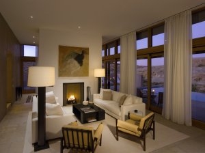 Blick in das große Wohnzimmer der Mesa Zimmer im Luxus Resort Aman Amangiri in Utah USA