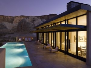 eigener Pool der Mesa Home Zimmer Abend im Luxus Resort USA Utah Aman Amangiri