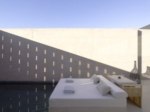 Modernes und gemütliches Daybed einer Pool Sutie im Aman Amangiri in USA Utah