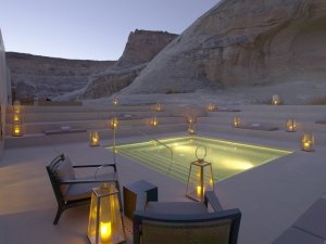 romantisch mit Kerzen beleuchteter Pool im Spa Bereich des Aman Amangiri direkt vor der imposanten Felsenkulisse