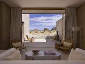 Aman Amangiri Suite Schlafzimmer mit Ausblick auf die Wüste im Luxus Hotel USA in Utah