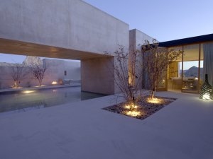 Die schöne und moderne Terrasse mit Pool im Luxus Hotel Aman Amangiri in Utah USA