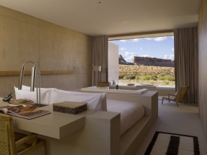 herrlicher Ausblick auf die Felsen der Wüste in einer Suite Desert View im Luxus Hotel Aman Amangiri in Utah USA mit großem Bett und hellen Stoffen im Luxuszimmer