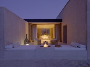 Terrasse namens Desert Lounge in einer jalla Suite im Luxus Resort Aman Amangiri in Utah USA bei Nacht mit romantischen Kerzen