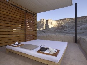 Thai Massage Pavilion mit Blick auf die Felsen der Wüste im Luxus Resort USA Aman Amangiri Utah