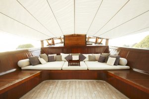 gemütliche lounge mit großen kissen am bug des luxusschiffes amanikan überspannt mit einem weißen tuch für schattige momente auf einer romantischen kreuzfahrt