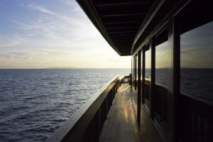blick über das seitliche deck des luxus schiffes von aman über den weiten ozean bei sonnenschein