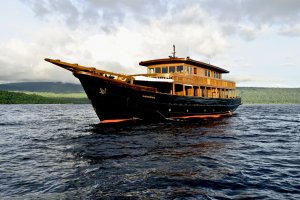 nahaufnahme des luxus kreuzfahrschiffes amanikan von aman koplett aus holz vor der küste von indonesien bei schönem wetter