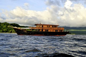 seitenansicht des luxus schiffes von aman amanikan vor der küste von indonesien bei schönem wetter mit bewölktem himmel