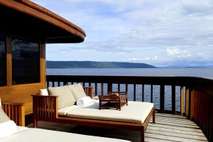 gemütliches sonnendeck an bord des luxusschiffes amanikan von aman mit großer doppelliege unter sonnigem himmel und blick auf das weite meer vor indonesien