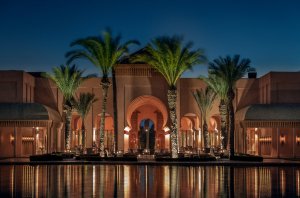 romantische abendstimmung mit palmen im luxus hotel resort amanjena in marrakesch marokko