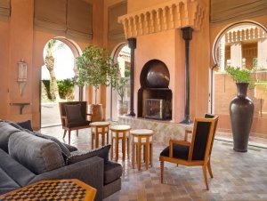 luxus terrasse und kamin im luxus hotel resort amanjena in marrakesch marokko