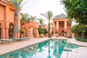 grosser privater pool einer luxusvilla im luxus hotel resort amanjena in marrakesch marokko