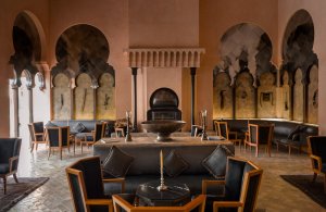 ruhige bar zum geniessen im luxus hotel resort amanjena in marrakesch marokko