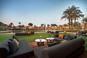 entspannte shisha rauchen im garten im luxus hotel resort amanjena in marrakesch marokko