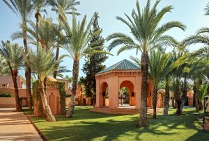 schöner garten mit palmen im luxus hotel resort amanjena in marrakesch marokko