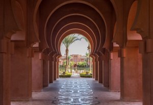 unglaubliche architektur im luxus hotel resort amanjena in marrakesch marokko