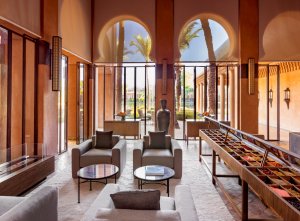 luxuriöse lobby aus dem orient im luxus hotel resort amanjena in marrakesch marokko
