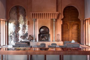 gemütliche lobby zum tee trinken aus 1001 Nacht im luxus hotel resort amanjena in marrakesch marokko