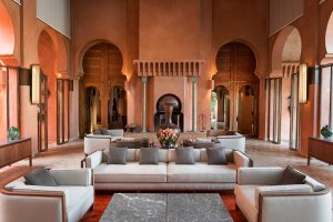 elegante lobby im orientalischen stil im luxus hotel resort amanjena in marrakesch marokko