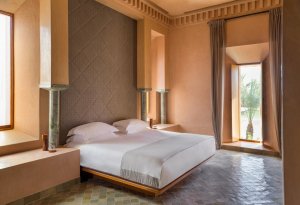 gemütliches grosses schlafzimmer im luxus hotel resort amanjena in marrakesch marokko