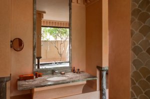 luxus badezimmer mit ausblick im luxus hotel resort amanjena in marrakesch marokko