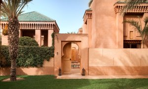 grosser eingang zu einem pavilion luxus unterkunft im luxus hotel resort amanjena in marrakesch marokko