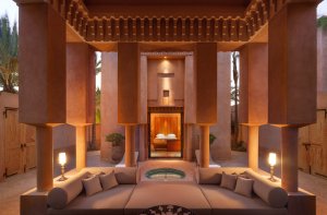 gemütliche romantische terrasse im luxus hotel resort amanjena in marrakesch marokko