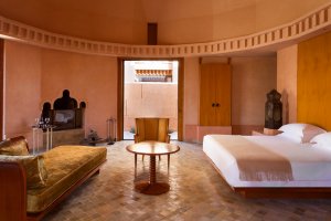 grosses romantisches schlafzimmer im luxus hotel resort amanjena in marrakesch marokko