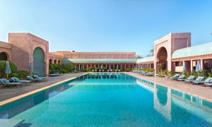 grosser pool zum liegen und entspannen im luxus hotel resort amanjena in marrakesch marokko