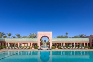 grosser pool zum entspannen im luxus hotel resort amanjena in marrakesch marokko