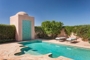 privater pool und liegen eines pavilions im luxus hotel resort amanjena in marrakesch marokko