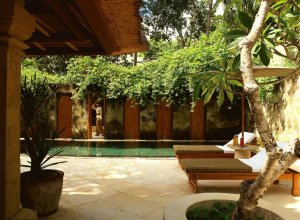 blick in den privaten bereich einer exklusiven pool suite im luxushotel amankila in indonesien
