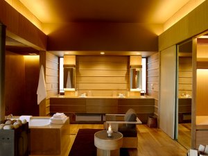 gangtey suite mit großem badezimmer im amankora in paro bhutan