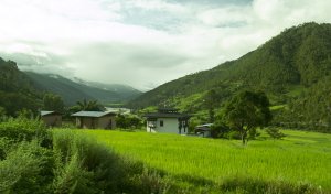 spiritueller ausblick auf die berge und natur im amankora in paro bhutan