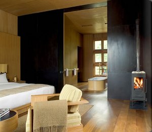 luxus suite und badewanne im amankora in paro bhutan