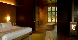 luxuriöse schlafzimmer suite im amankora in paro bhutan