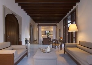 stilvolles wohnzimmer im luxuriösen amanruya resort in bodrum türkei