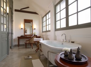 luxuriöses Badezimmer einer Amantaka Suite im Amantaka Resort, Luang Prabang, Laos