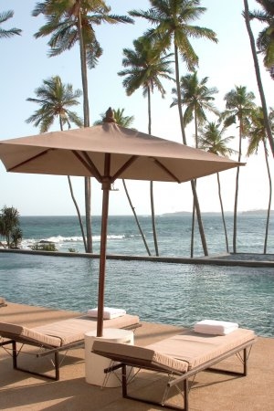 traumhafter pool mit meerblick im luxus hotel amanwella aman hotels in sri lanka indischer ozean