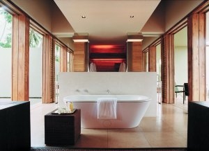 grosses badezimmer einer luxus suite im amanwella aman hotel in sri lanka indischer ozean