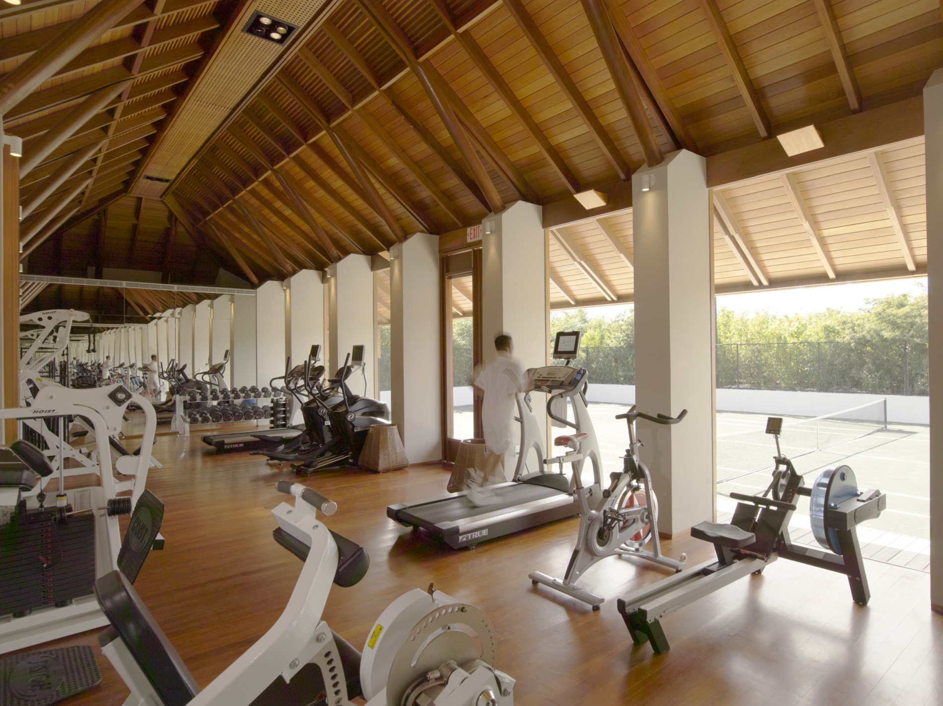 fitness center bereich mit grossen fenstern und modernen geräten im luxuriösen modernen designer hotel und resort auf den turks- und caicosinseln in der karibik