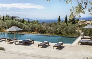Terrasse und großer Pool einer 4 Zimmer Villa im Amanzoe mit Blick in die Landschaft Luxusresort Griechenland
