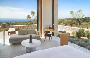 Veranda und Wohnbereich einer 5 Zimmer Villa im Amanzoe in Griechenland mit herrlichem Blick auf das Land