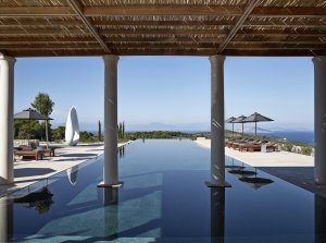 großer dunkelblauer Pool einer 9 Zimmer Villa mit langem nicht endenden Blick über die Pool-Oberfläche und die Landschaft